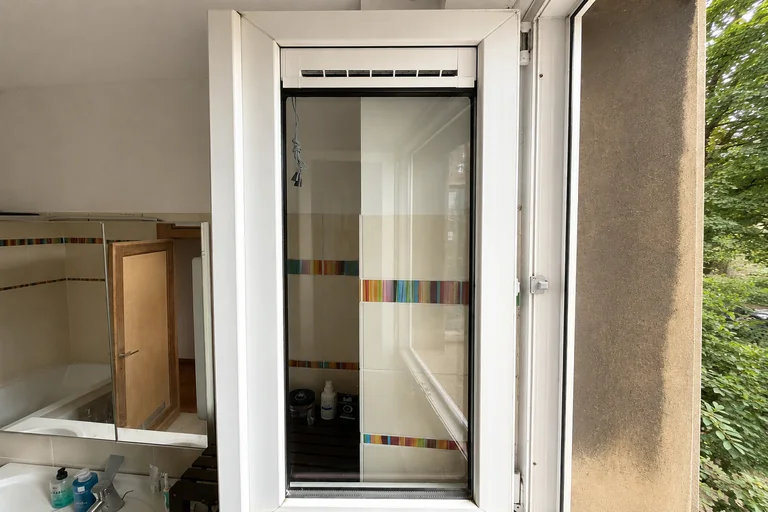Aérateur de fenêtre sur double vitrage vu côté extérieur
