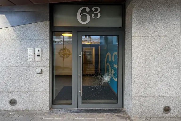 Double vitrage cassé sur une porte d’entrée avant remplacement