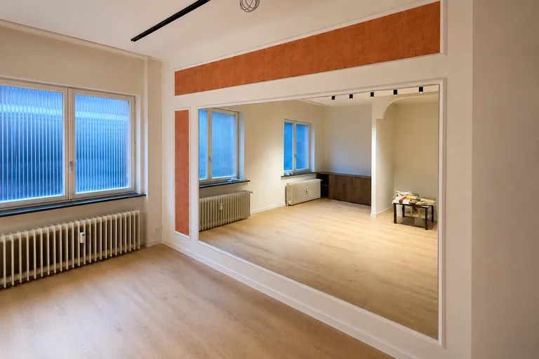 Grand miroir sur mesure découpé et installé au mur