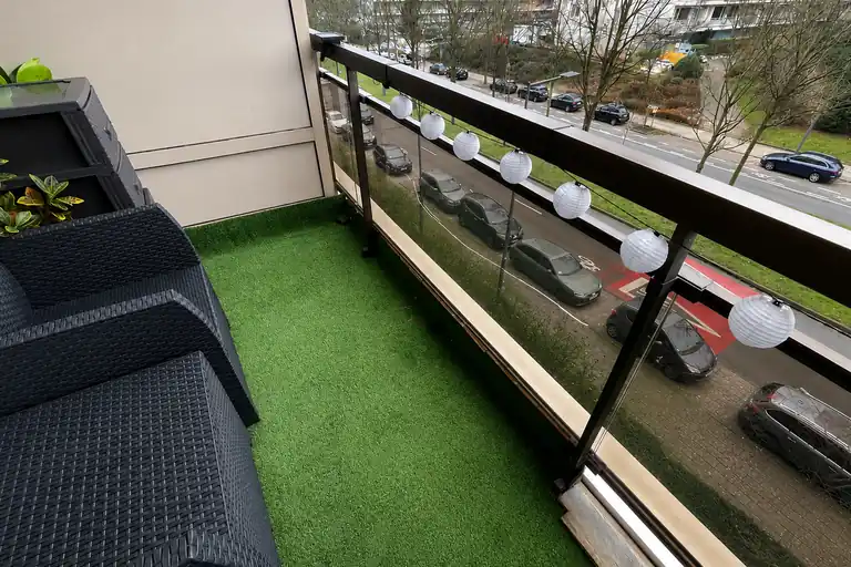 Verre feuilleté de sécurité bronze installé sur un garde-corps de balcon