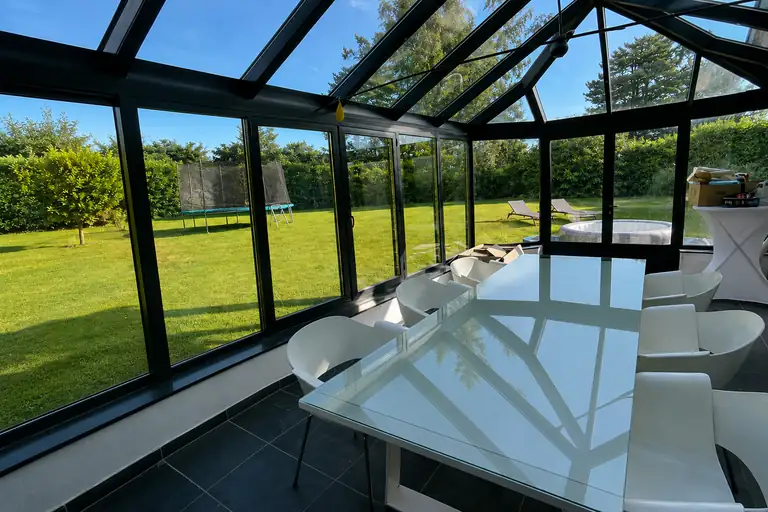 Vitrage anti-UV installé sur une véranda vitrée