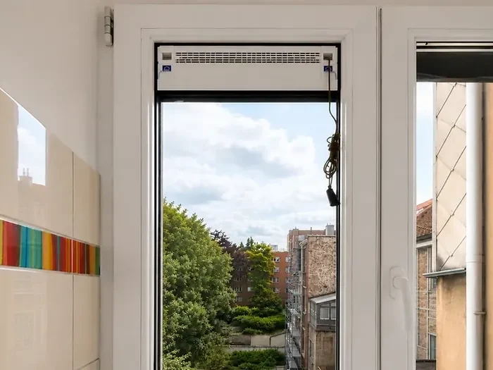 Installation d’un aérateur sur un double vitrage sur mesure